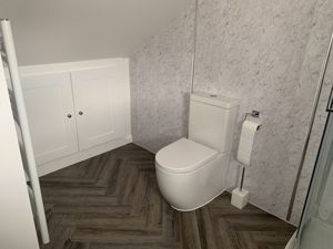 Shower room- click for photo gallery